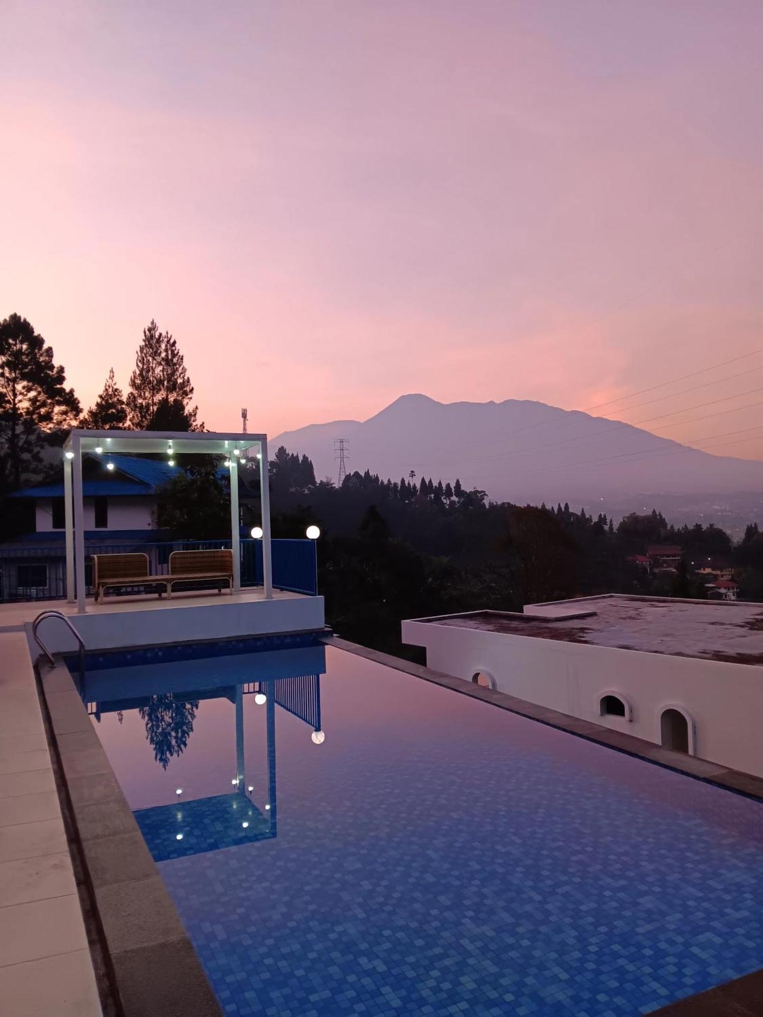 Villa Blue Door, Puncak Pondok Cipaseban Eksteriør bilde
